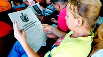 Mujer leyendo el Proyecto de Constitución
