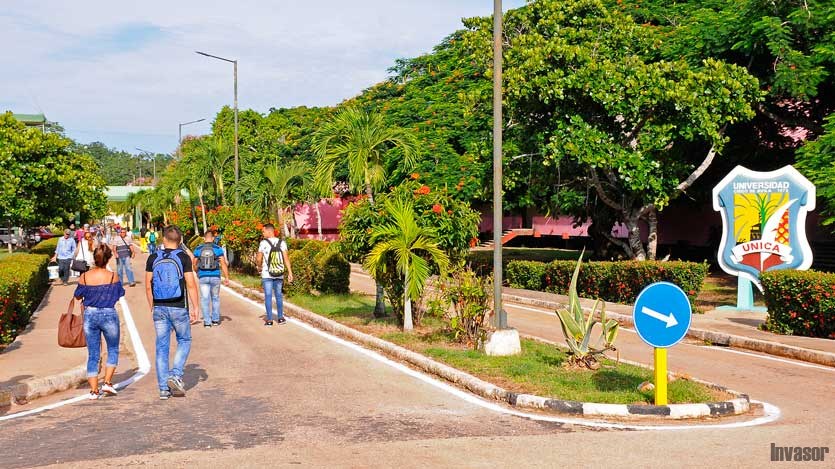 Estudiantes en la Universidad Máximo Gómez Báez