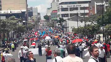 Miles de ticos desfilan en la Avenida Segunda de San José