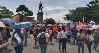 Personas en la plaza en  huelga