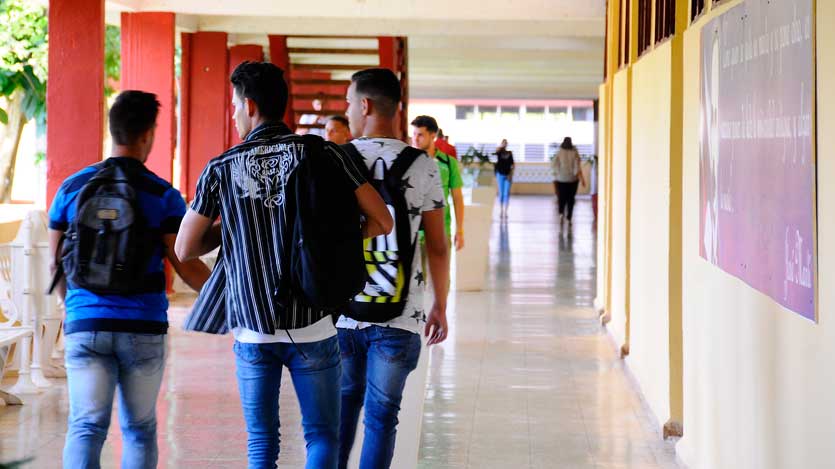 Estudiantes universitarios caminando