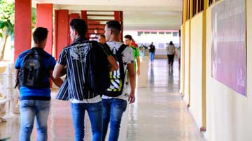 Estudiantes universitarios caminando