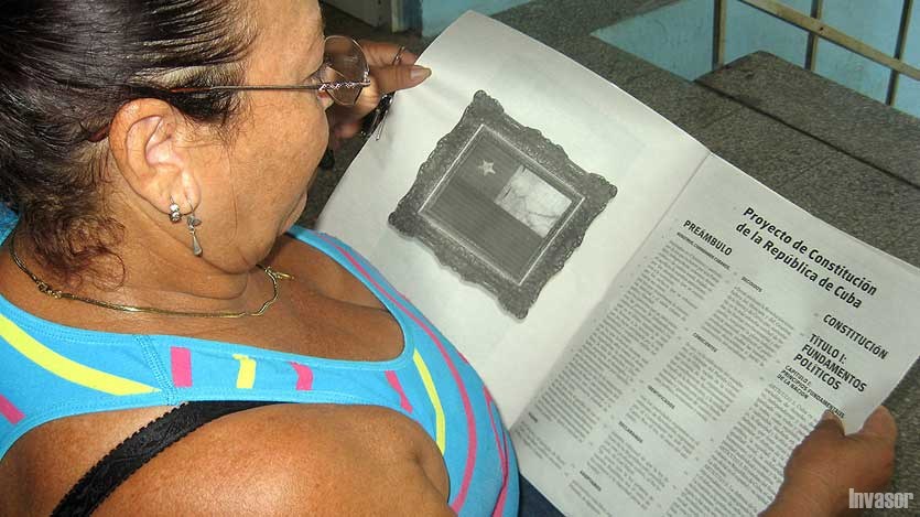 Mujer leyendo Proyecto de Reforma Constitucional