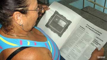 Mujer leyendo Proyecto de Reforma Constitucional