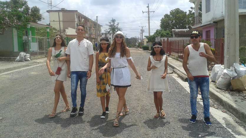 Jóvenes caminando por la calle
