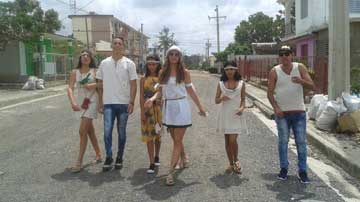 Jóvenes caminando por la calle