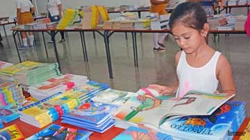 Niña observando libros