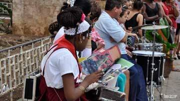 Niña sentada leyendo un libro