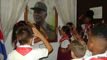 Pioneros frente a un cuadro de Juan Almeida Bosque