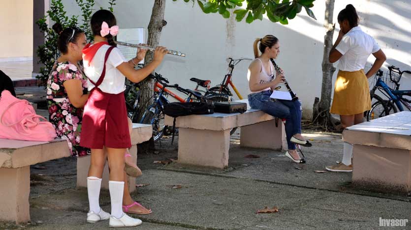 Niñas estudiando música