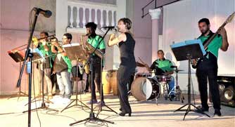 Jóvenes músicos ejecutando instrumentos