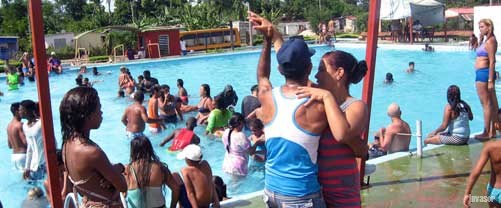 Perosnas bailando y piscina