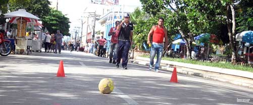Perosnas en la calle y pelotas