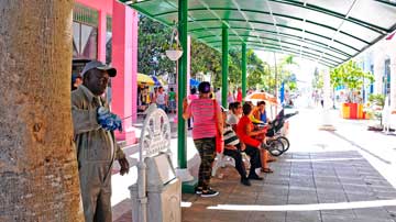 Personas en el boulevard de Ciego de Ávila