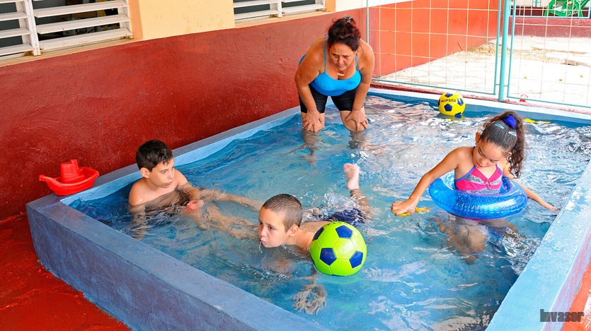 Niños se bañan en la piscina