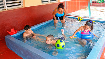 Niños se bañan en la piscina
