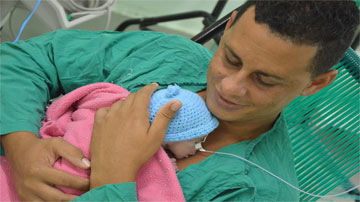 Padre con su niño en brazos