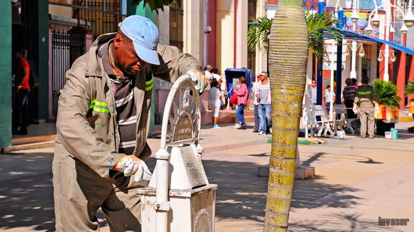 Hombre pinta en el bulevar