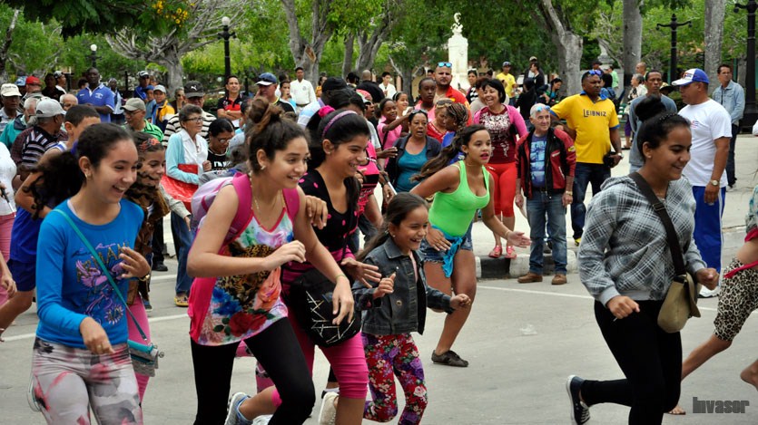 Niños corren