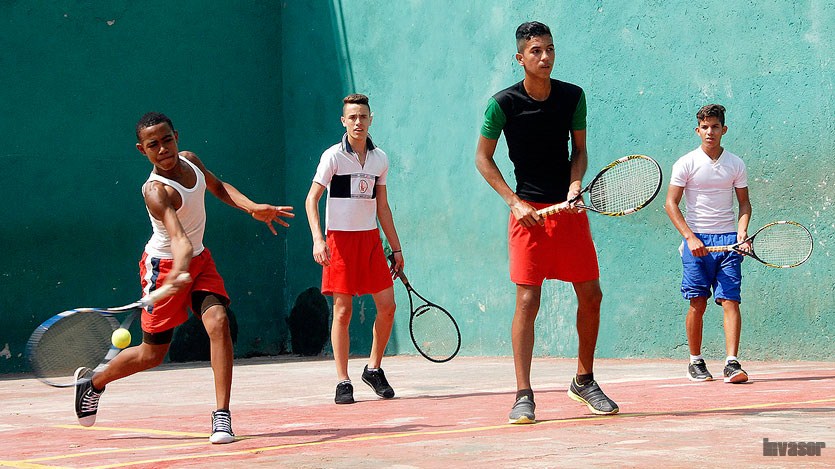Jóvenes juegan pelota vasca
