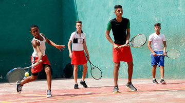 Jóvenes juegan pelota vasca
