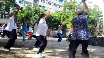 Abuelos realizan ejercicios