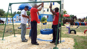 Hombres trabajan en el parque temático