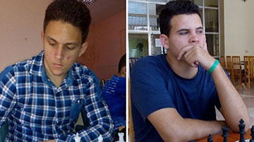Carlos Daniel Albornoz y Luis Ernesto Quesada, jugadores de ajedrezo favoritos en el grupo principal del torneo nacional José Fernández Migoya.