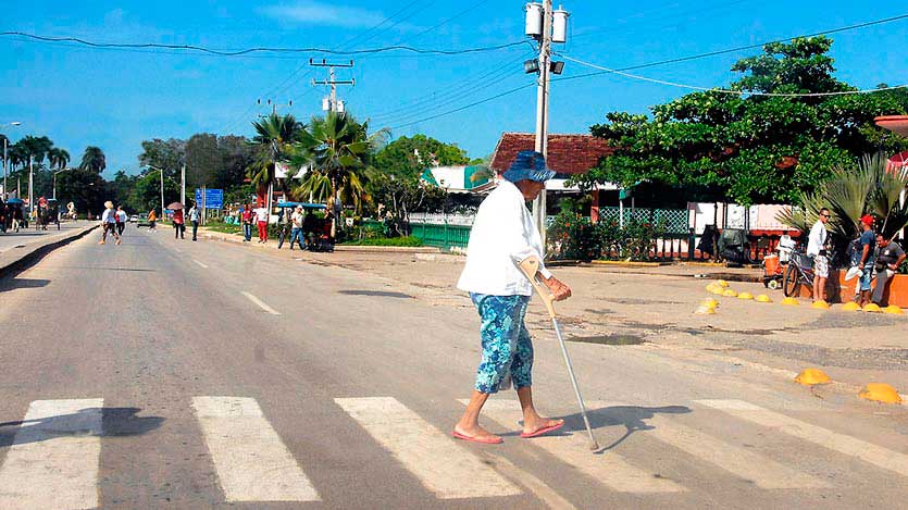 Anciana en vía peatonal