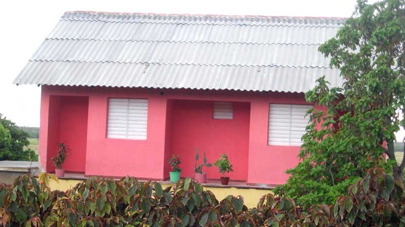 Vivienda rosada, teja de fibro