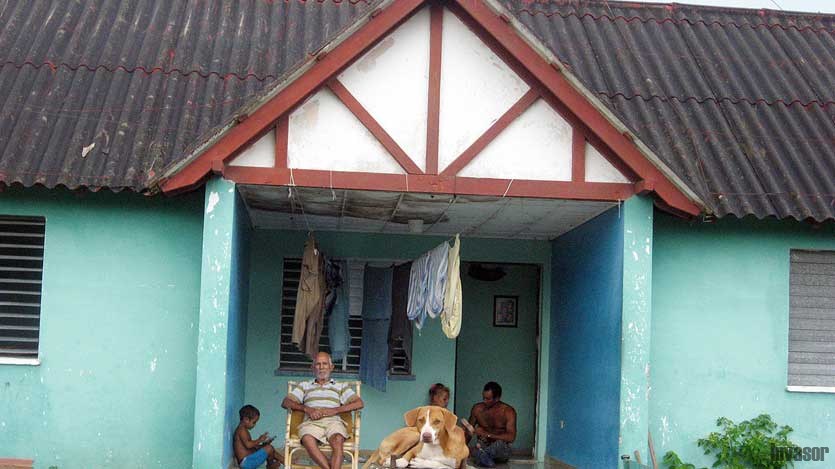Perro a entrada, familia en portal