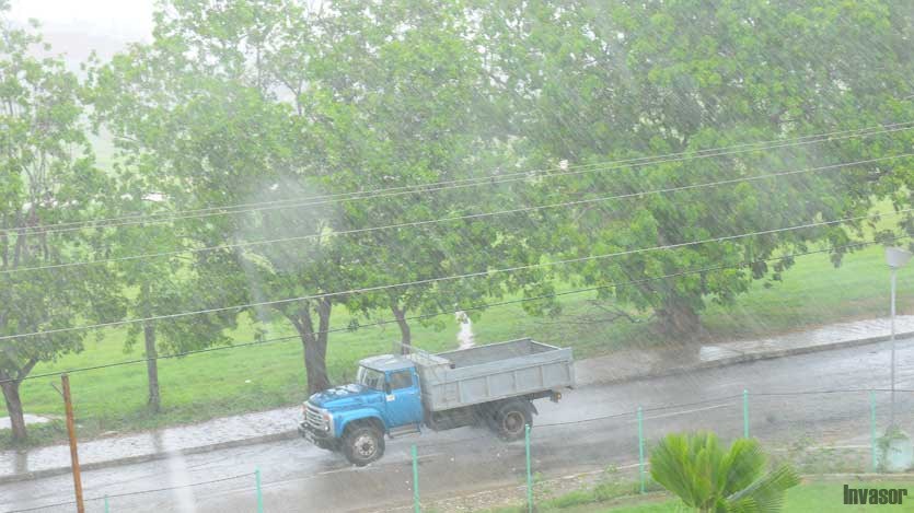 Carro bajo la lluvia