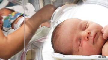 Niño recién nacido en encubadora