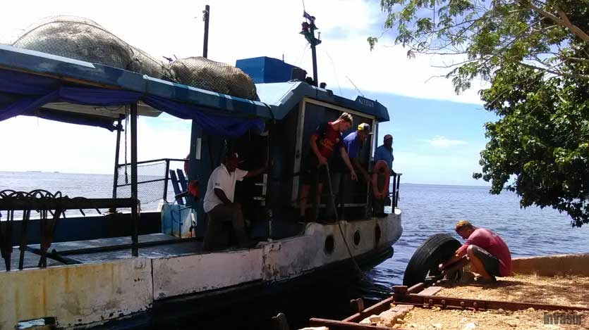 Puerto pesquero, muchacho en primer plano