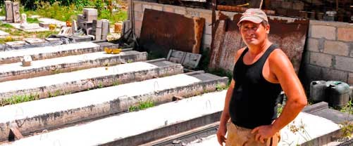 Hombre constructor de losas en primer plano