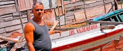 Hombre parado junto a barco