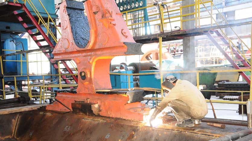 Fábrica, en primer plano soldador en proceso productivo