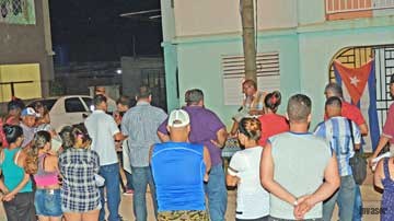 Personas reunidas en el barrio