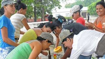 Mujeres pelando viandas para caldosa