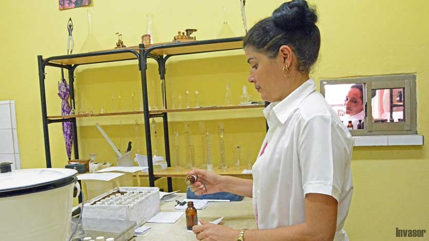 Mujer en primer plano, mesa, embases medicinales