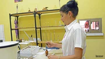 Mujer en primer plano, mesa, embases medicinales