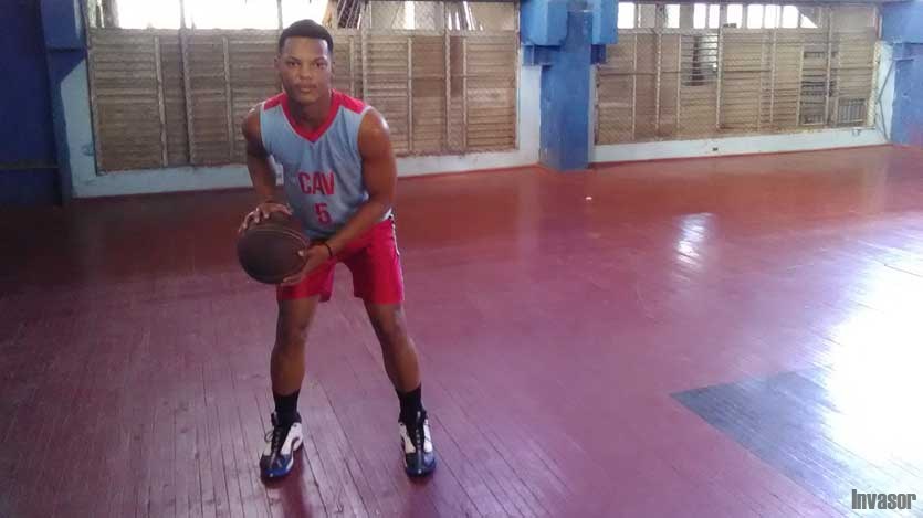 Josué de Armas en primer plano sosteniendo pelota
