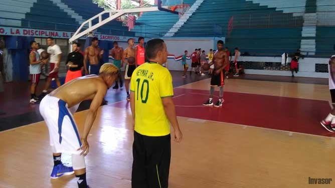 Personas entrenando en sala