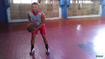 Josué de Armas en primer plano sosteniendo pelota