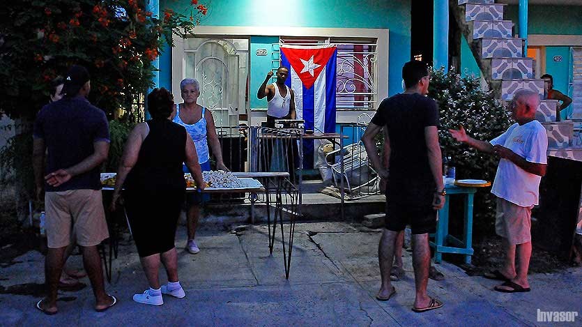 Vecinos reunidos en el barrio