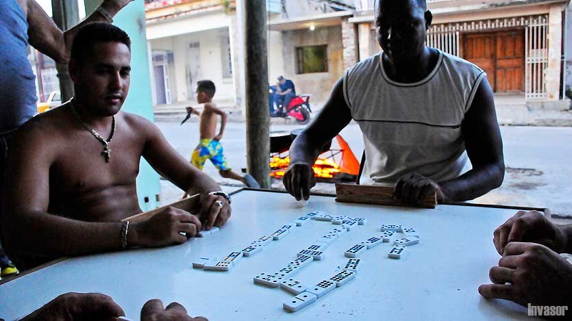 Hombres jugando dominó