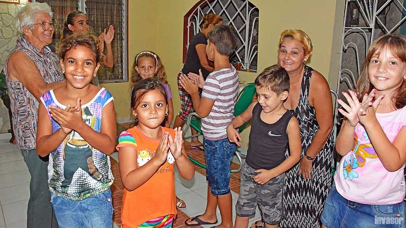 Niños en primer plano, personas adultas al fondo