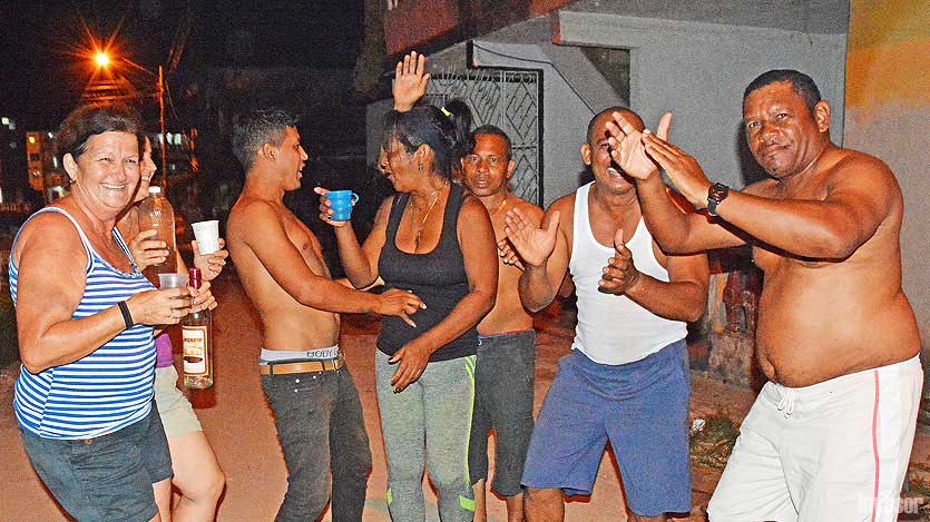 Personas bailando y bebiendo