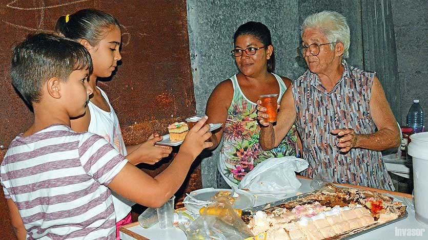 Personas, mesa, cake