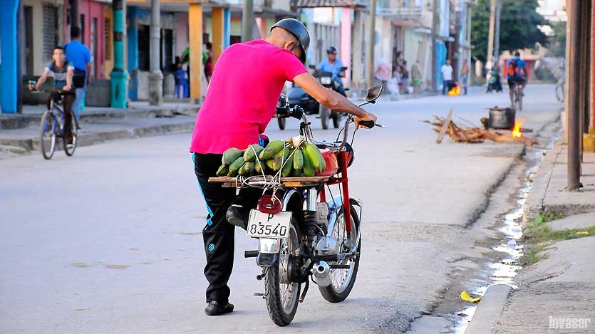 Hombre, moto, viandas